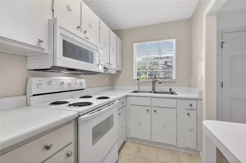 Kitchen - 200 E 10th Ave #8, Mount Dora, FL 32757 photo 2 of 3