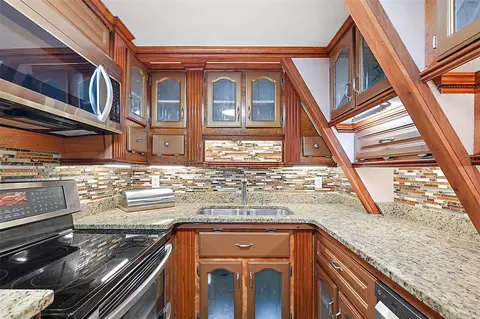 Kitchen - 507 Lakeshore Dr, Eustis, FL 32726 photo 3 of 3