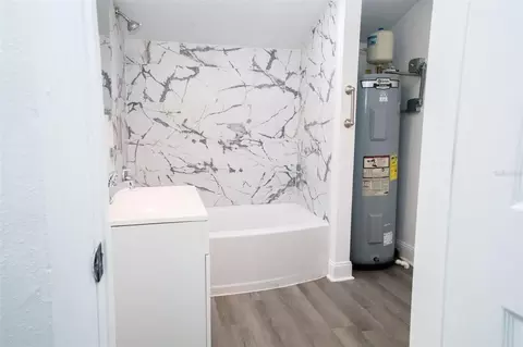 Bath - 900 Kentucky Blvd, Eustis, FL 32726 photo 1 of 2
