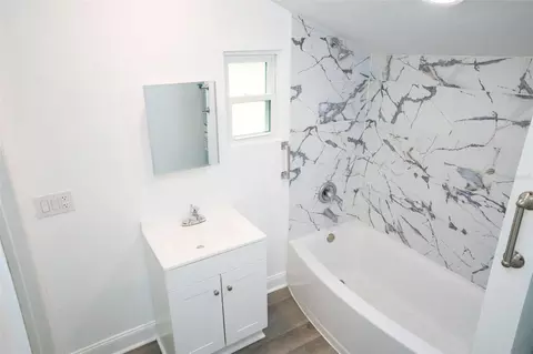 Bath - 900 Kentucky Blvd, Eustis, FL 32726 photo 2 of 2