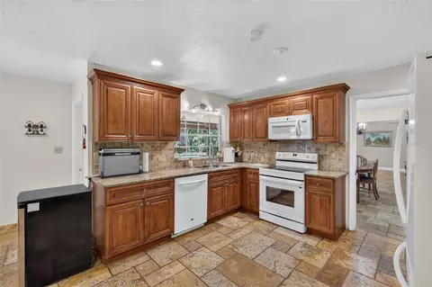 Kitchen - 22740 County Road 44a, Eustis, FL 32736 photo 2 of 4
