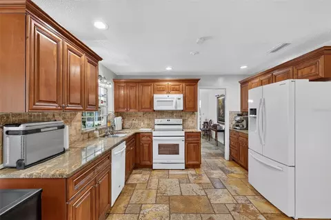 Kitchen - 22740 County Road 44a, Eustis, FL 32736 photo 4 of 4