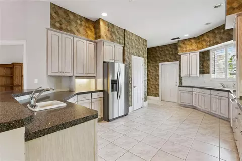 Kitchen - 1901 Edgewater Dr, Mount Dora, FL 32757 photo 3 of 4