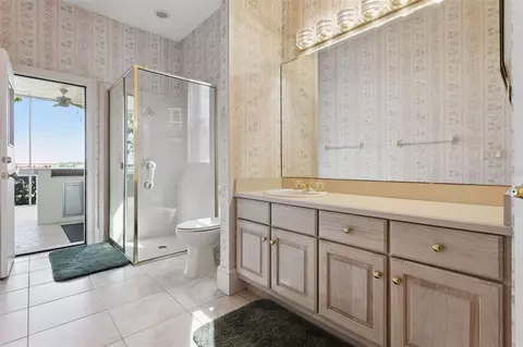 Bath - 1901 Edgewater Dr, Mount Dora, FL 32757 photo 3 of 5