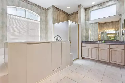 Bath - 1901 Edgewater Dr, Mount Dora, FL 32757 photo 1 of 5