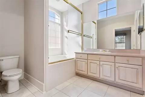 Bath - 1901 Edgewater Dr, Mount Dora, FL 32757 photo 4 of 5