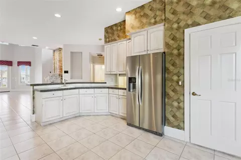 Kitchen - 1901 Edgewater Dr, Mount Dora, FL 32757 photo 2 of 4