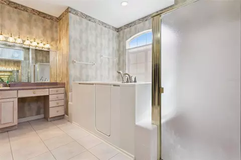 Bath - 1901 Edgewater Dr, Mount Dora, FL 32757 photo 2 of 5