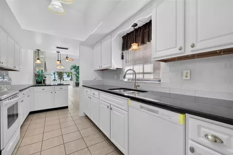 Kitchen - 1111 Lakeshore Dr #C3, Eustis, FL 32726 photo 2 of 3
