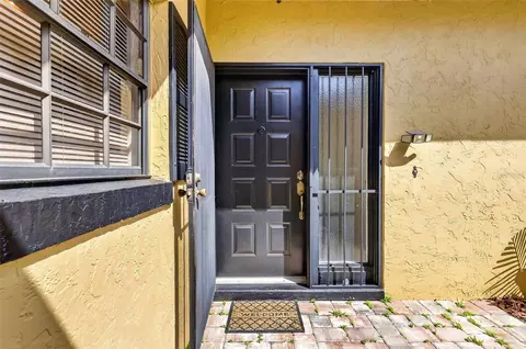 Entry Way - 1111 Lakeshore Dr #C3, Eustis, FL 32726 photo 1 of 2