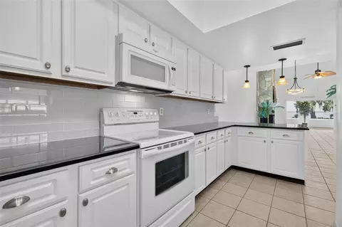 Kitchen - 1111 Lakeshore Dr #C3, Eustis, FL 32726 photo 3 of 3