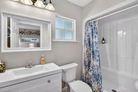 Bath - 418 E 10th Ave, Mount Dora, FL 32757 photo 3 of 4