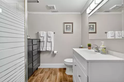 Bath - 418 E 10th Ave, Mount Dora, FL 32757 photo 1 of 4