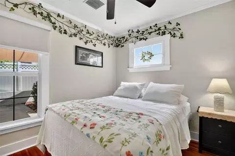 Bedroom - 418 E 10th Ave, Mount Dora, FL 32757 photo 1 of 5