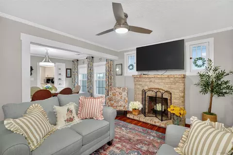 Living - 418 E 10th Ave, Mount Dora, FL 32757 photo 1 of 7