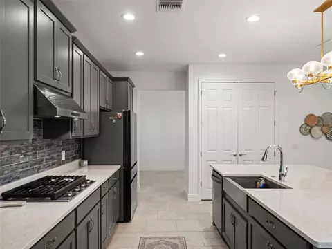 Kitchen - 480 Switchgrass Loop, Minneola, FL 34715 photo 3 of 6