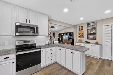 Kitchen - 2115 Suzanne Dr, Mount Dora, FL 32757 photo 4 of 6