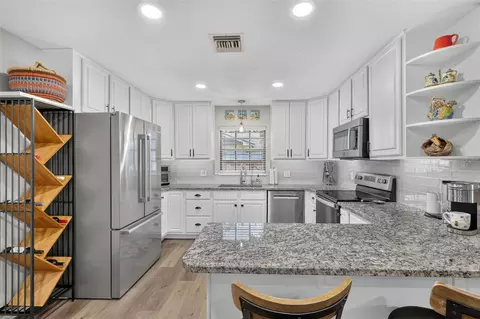 Kitchen - 2115 Suzanne Dr, Mount Dora, FL 32757 photo 3 of 6