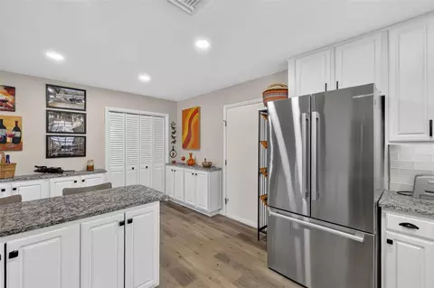 Kitchen - 2115 Suzanne Dr, Mount Dora, FL 32757 photo 5 of 6