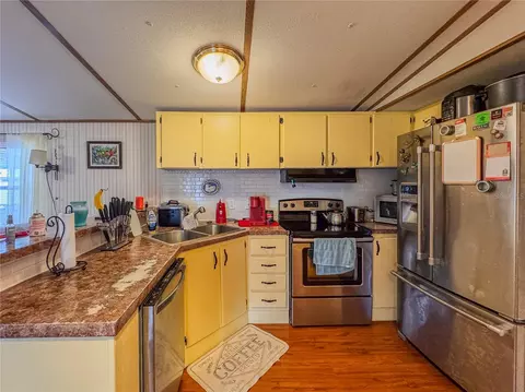 Kitchen - 10113 SE 24th Dr, Webster, FL 33597 photo 1 of 2