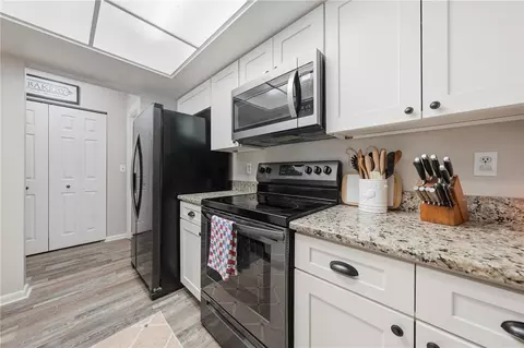 Kitchen - 41300 Dixie Ave, Umatilla, FL 32784 photo 3 of 3