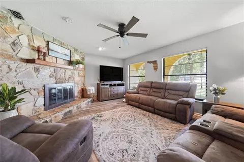 Living - 41300 Dixie Ave, Umatilla, FL 32784 photo 1 of 1