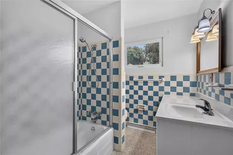 Bath - 2435 Broadvue Ave, Eustis, FL 32726 photo 3 of 3