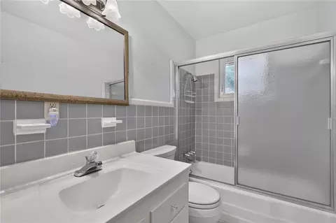 Bath - 2435 Broadvue Ave, Eustis, FL 32726 photo 2 of 3