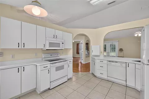 Kitchen - 34231 Marshall Rd, Eustis, FL 32736 photo 3 of 4