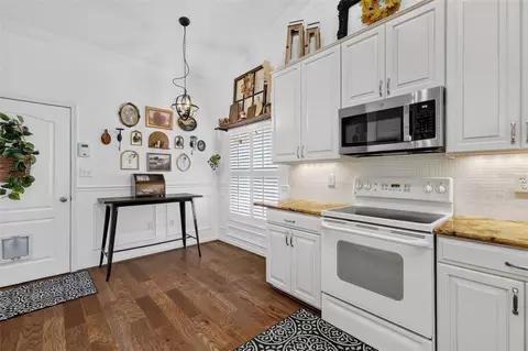 Kitchen - 57 Townhill Dr, Eustis, FL 32726 photo 3 of 4