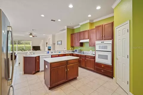 Kitchen - 2019 Capri Ln, Mount Dora, FL 32757 photo 4 of 8