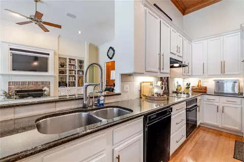 Kitchen - 34317 Windley Cir, Eustis, FL 32726 photo 4 of 5