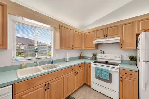 Kitchen - 8446 SE 137th Loop, Summerfield, FL 34491 photo 4 of 5