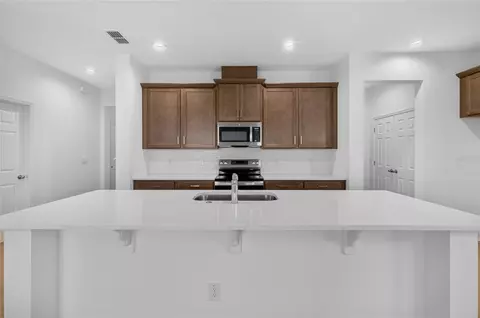 Kitchen - 7501 Catania Loop, Clermont, FL 34714 photo 3 of 4