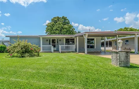 1021 Hilltop Rd, Tavares, FL 32778