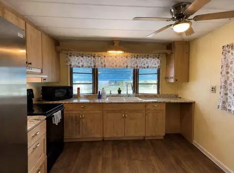 Kitchen - 15423 Santa Fe Trl, Eustis, FL 32726 photo 2 of 2