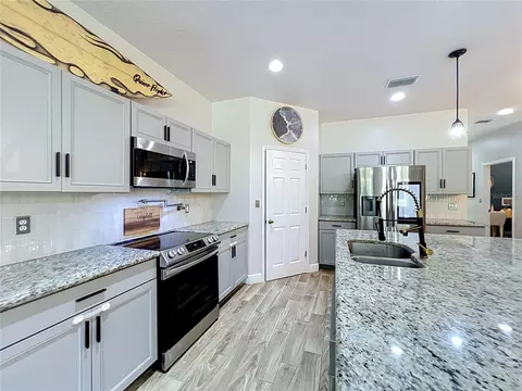 Kitchen - 34814 William Ln, Eustis, FL 32736 photo 8 of 9