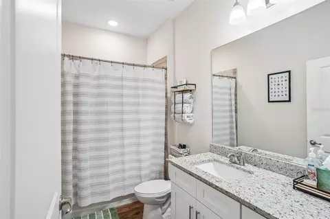 Bath - 40688 E 9th Ave, Umatilla, FL 32784 photo 2 of 3