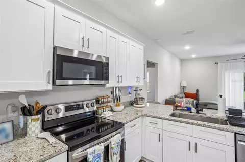 Kitchen - 40688 E 9th Ave, Umatilla, FL 32784 photo 3 of 5