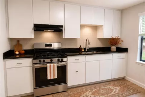 Kitchen - 1330 Monterey Dr, Eustis, FL 32726 photo 2 of 3