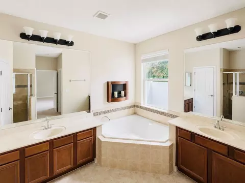 Bath - 105 E Blue Water Edge Dr, Eustis, FL 32736 photo 1 of 3