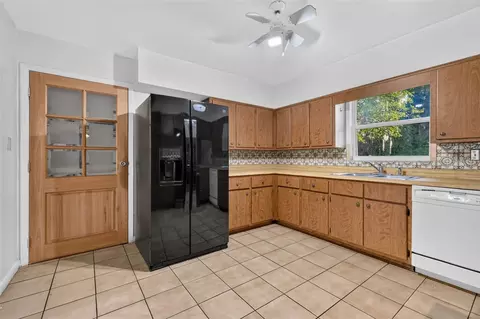 Kitchen - 5 Hermosa Dr, Eustis, FL 32726 photo 3 of 3