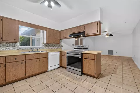 Kitchen - 5 Hermosa Dr, Eustis, FL 32726 photo 2 of 3