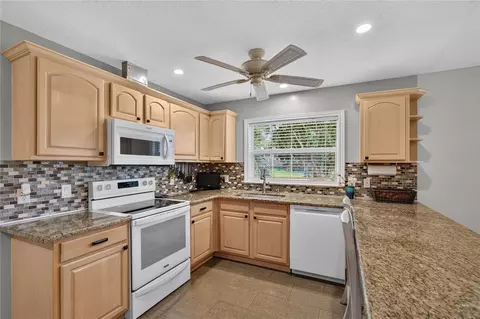 Kitchen - 19923 W Eldorado Dr, Eustis, FL 32736 photo 2 of 5