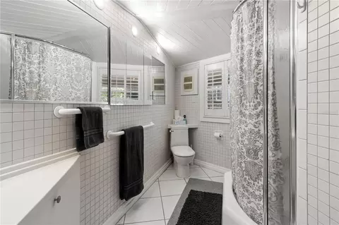 Bath - 1830 SE 3rd Ct, Crystal River, FL 34429 photo 9 of 10