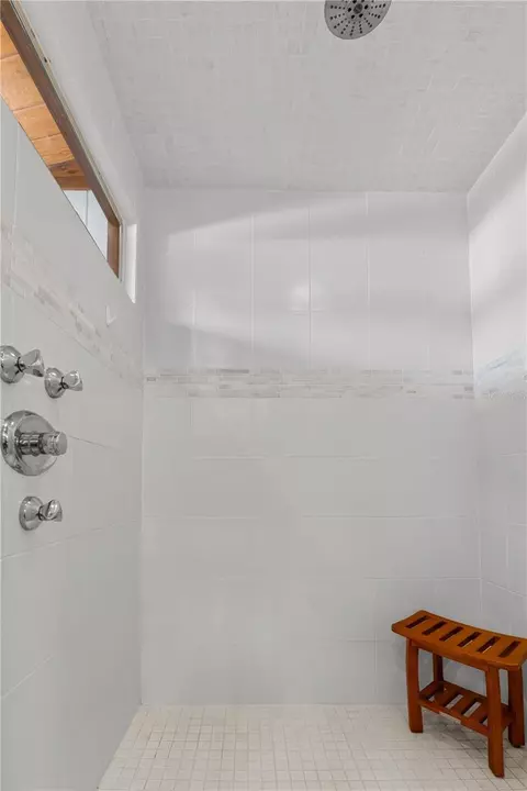 Bath - 1830 SE 3rd Ct, Crystal River, FL 34429 photo 5 of 10