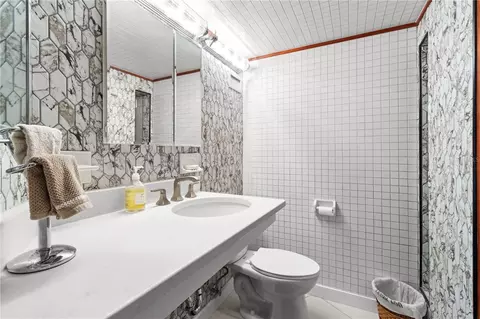Bath - 1830 SE 3rd Ct, Crystal River, FL 34429 photo 1 of 10