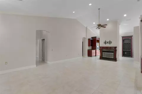 Living - 812 SE 36th Ln, Ocala, FL 34471 photo 4 of 9