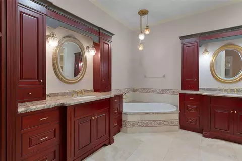 Bath - 812 SE 36th Ln, Ocala, FL 34471 photo 1 of 7