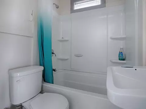 Bath - 422 E 426 E Citrus Ave, Eustis, FL 32726 photo 8 of 8